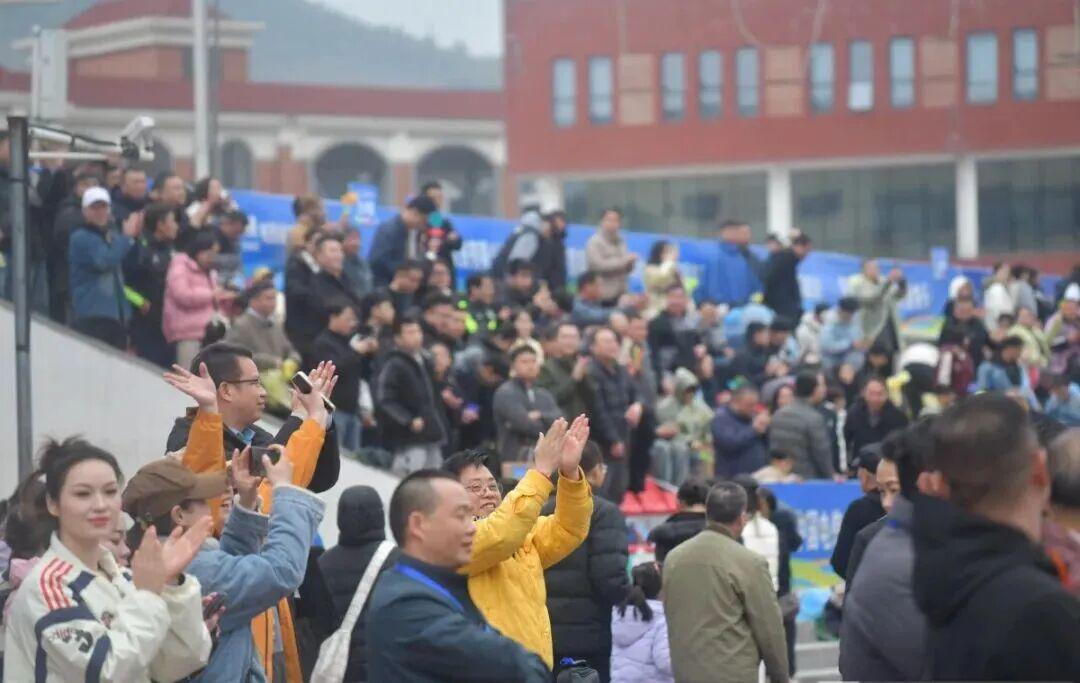 绿茵体育-35场战罢！广西“县超”赛事经济数据亮眼